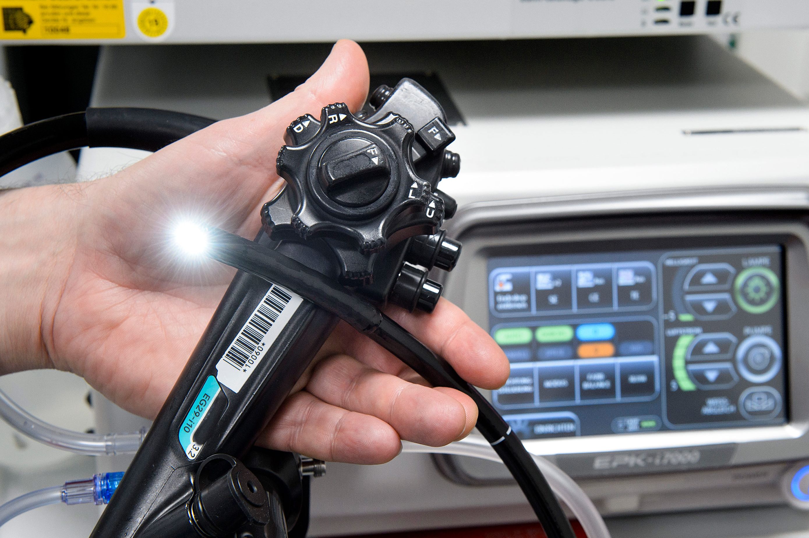 Symbolbild zum Thema Darmspiegelung im Klinikum Saarbrücken: Endoskop in einer Hand