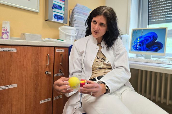Prof. Dr. Carolin Spüntrup in der Urogynäkologie-Sprechstunde im Gespräch mit einer Patientin zu Inkontinenz- oder Senkungsbeschwerden.