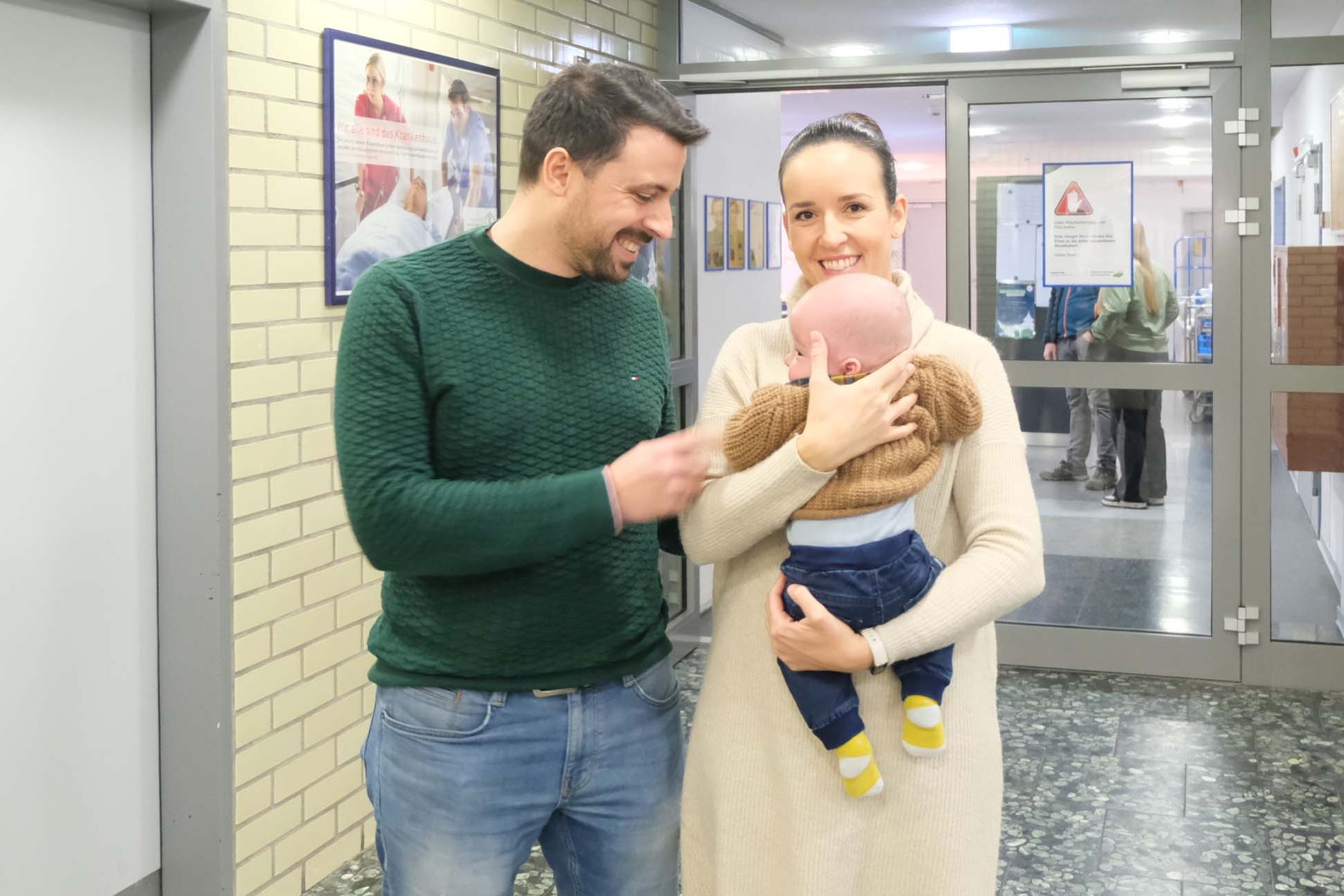 Baby Joshua gemeinsam mit seinen Eltern im Klinikum Saarbrücken 