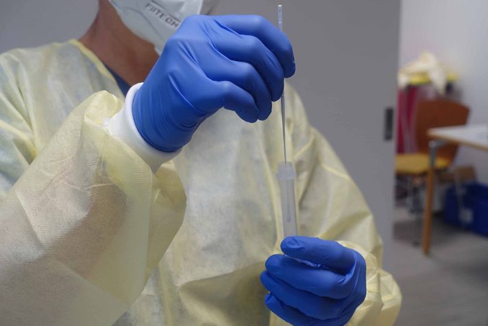 Corona-Schnelltest wird durchgeführt