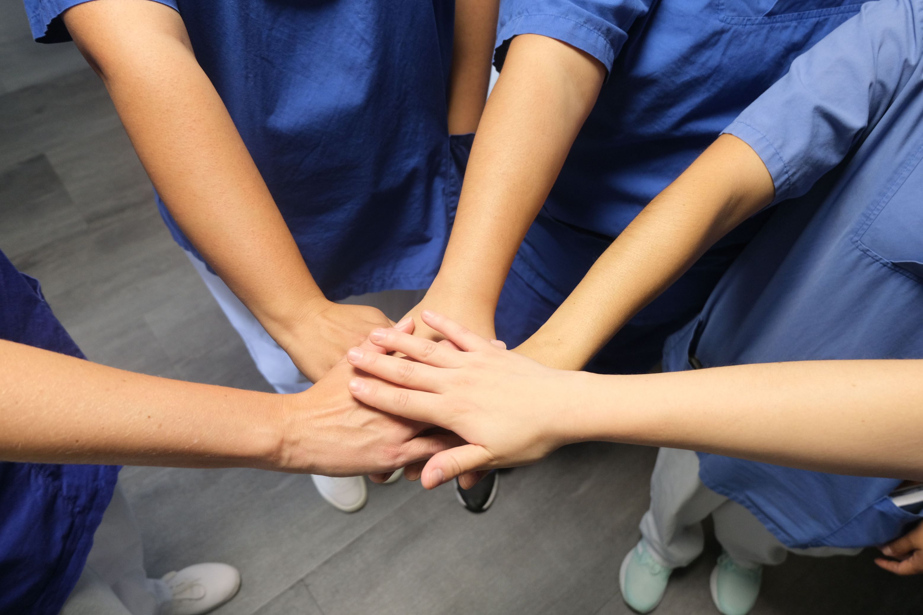 Internationale Fachkräfte im Klinikum Saarbrücken: Hände liegen aufeinander als Team-Geste