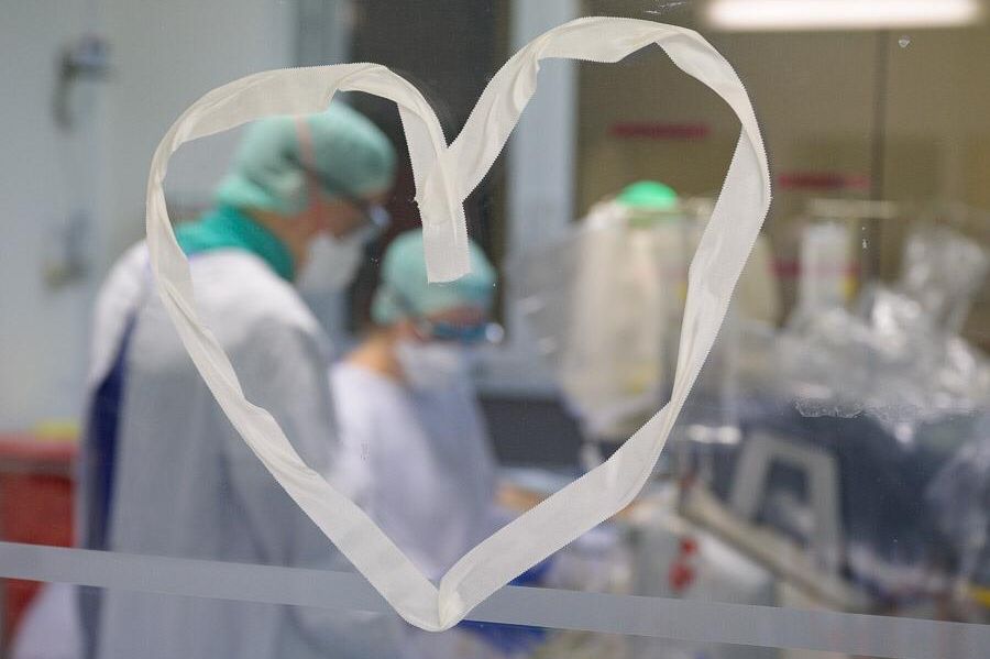 Herz am Behandlungszimmer mit Pflegekräften im Klinikum Saarbrücken