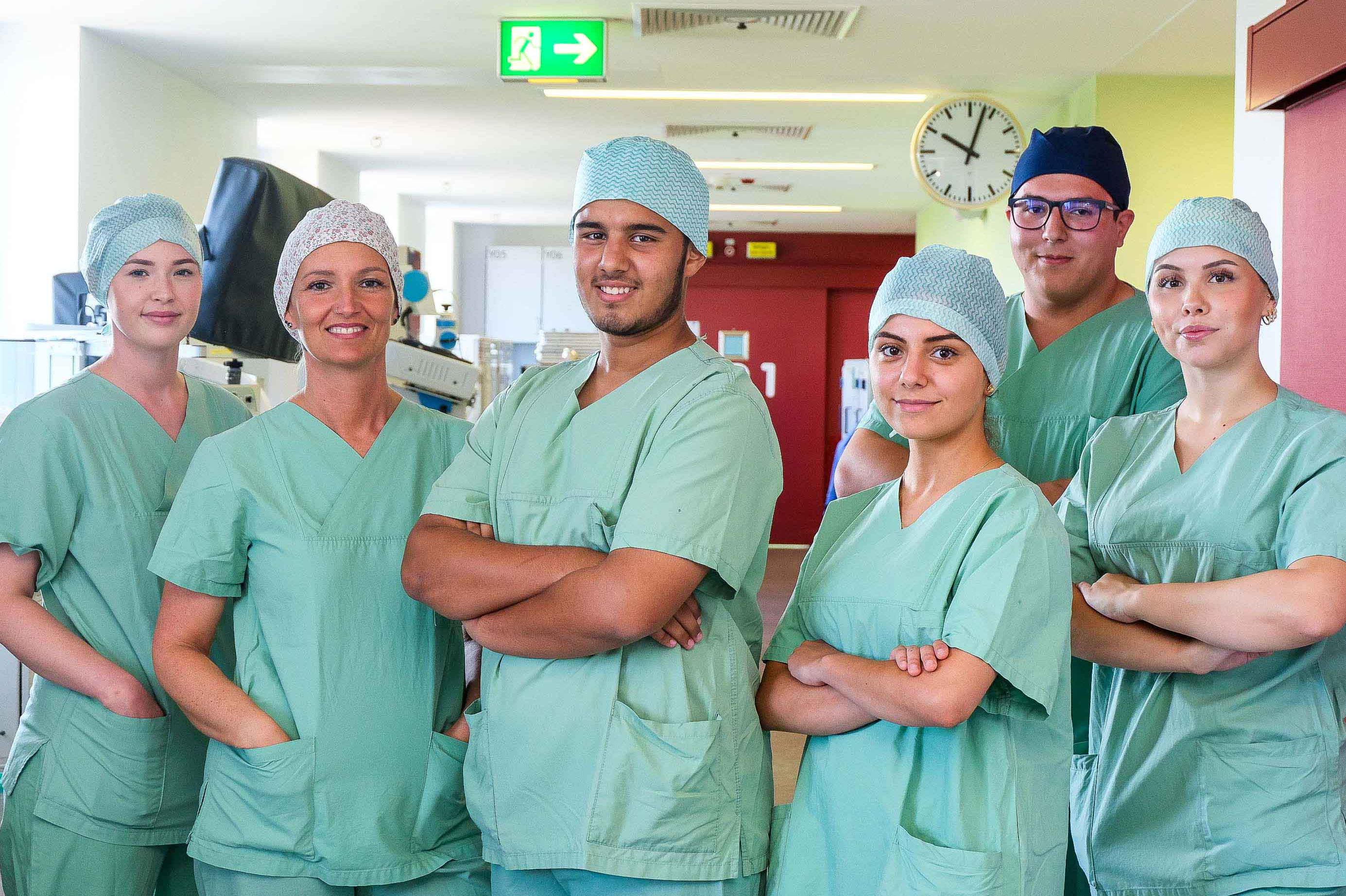 Ein Gruppenfoto von Auszubildenden der Operationstechnischen Assistenz im OP