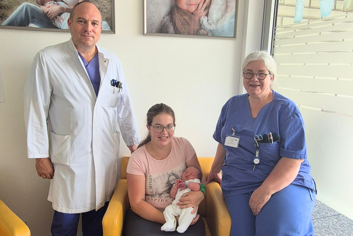 PD Dr. Ralph Sascha Baum, Chefarzt der Klinik für Gynäkologie und Geburtshilfe mit Perinatalzentrum Level 1, Alexandra Stein mit ihrem Sohn Jonathan sowie Hebamme Julia Witt.