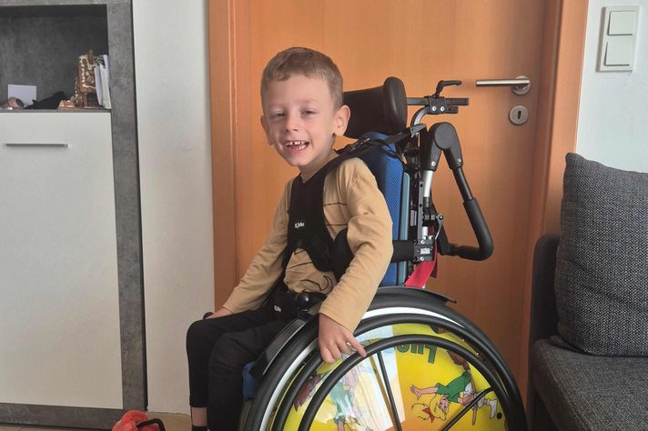 Der siebenjährige Luca in seinem Rollstuhl sitzend