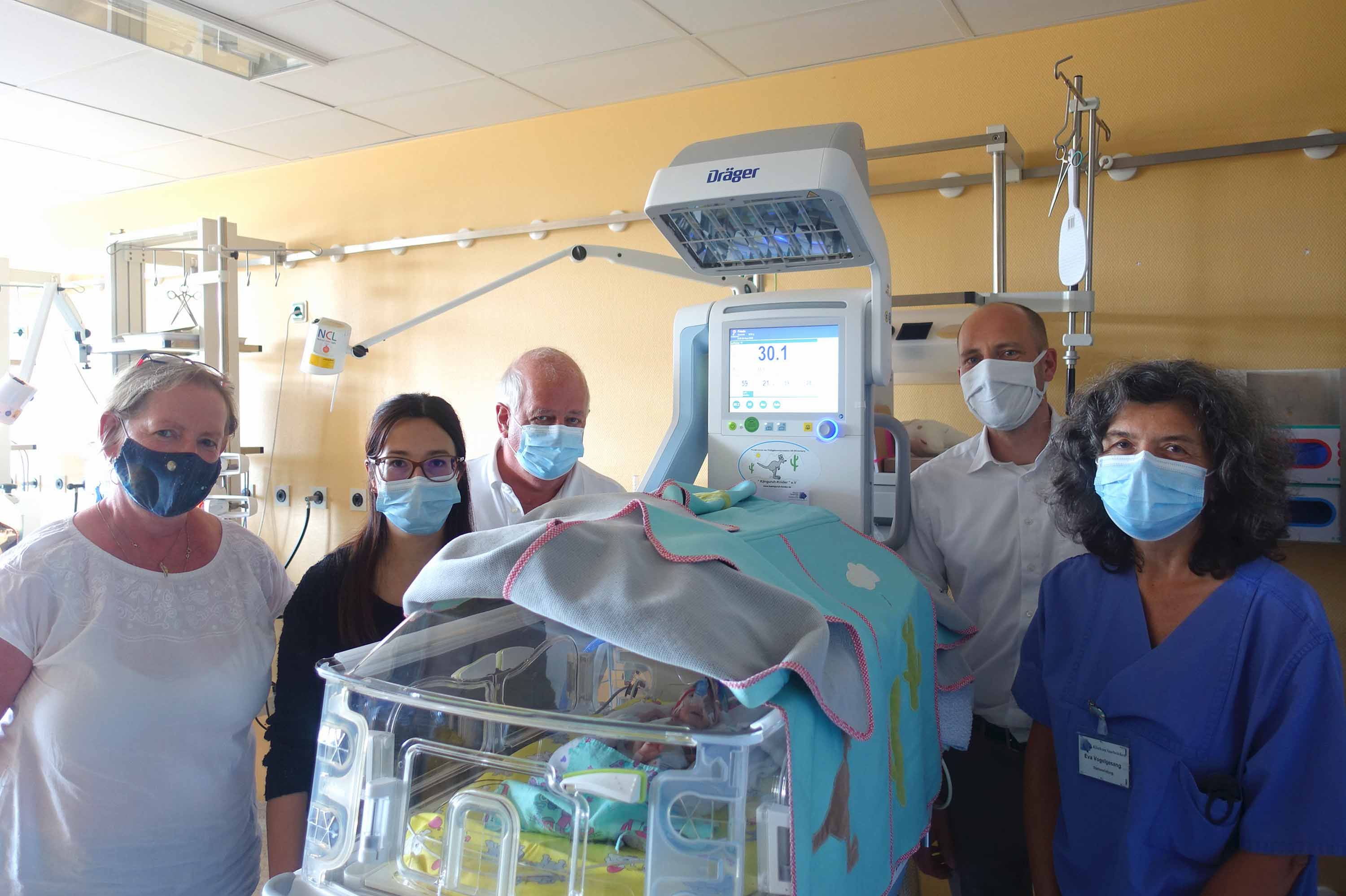 Ärzte und Spender auf der Kinderintensivstation im Klinikum Saarbrücken rund um Inkubator mit Baby Frieda