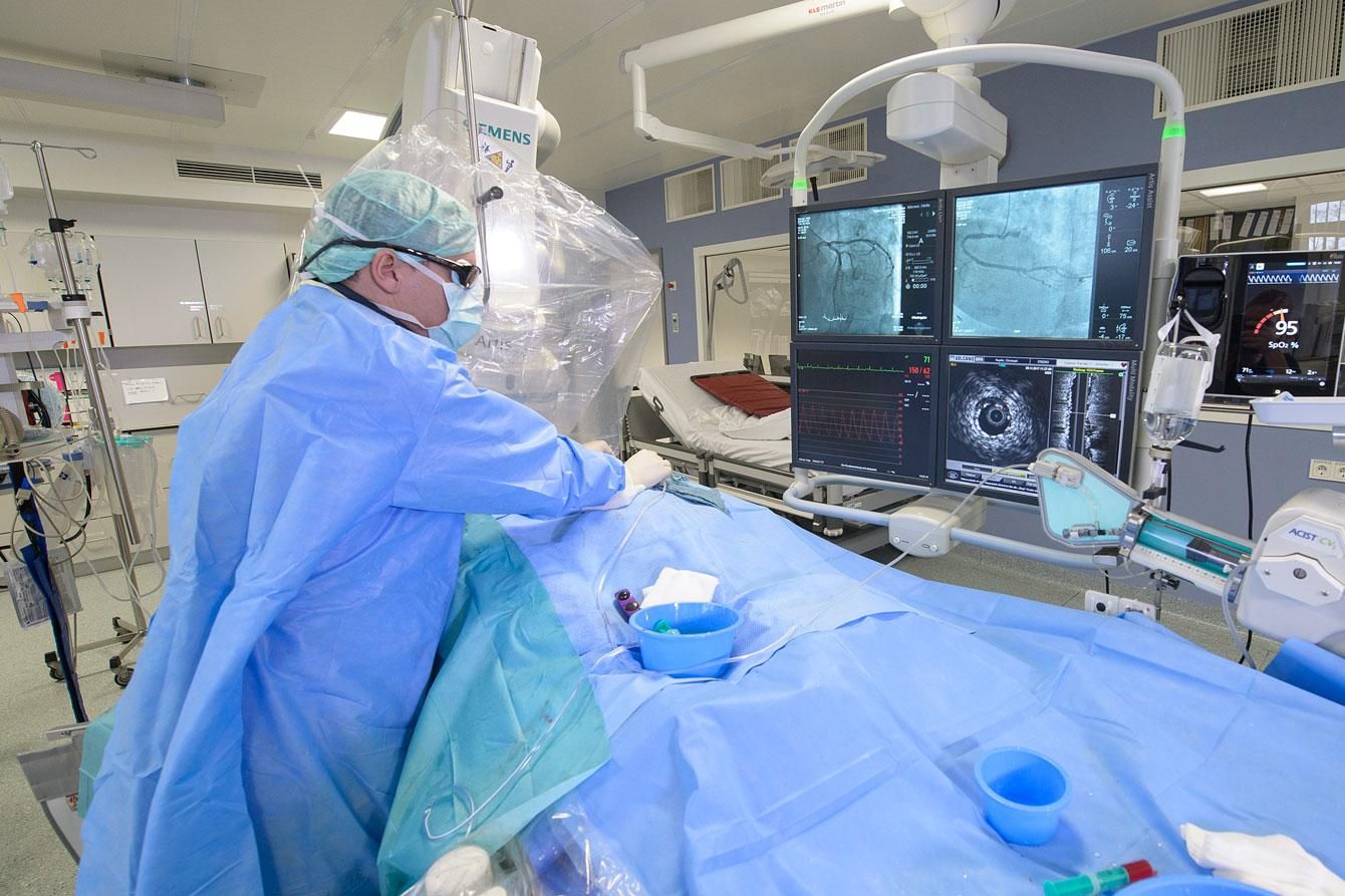Chefarzt Dr. Florian Custodis während einer Herzkatheteruntersuchung im Multifunktionsraum. 