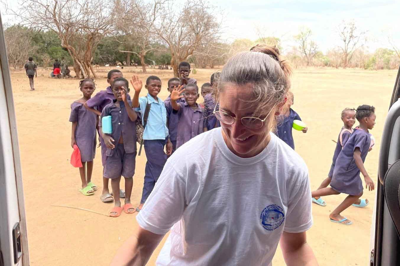 Fachzahnärztin Tina Rodemer bei einer der Zahnstationen inmitten von Afrika. 