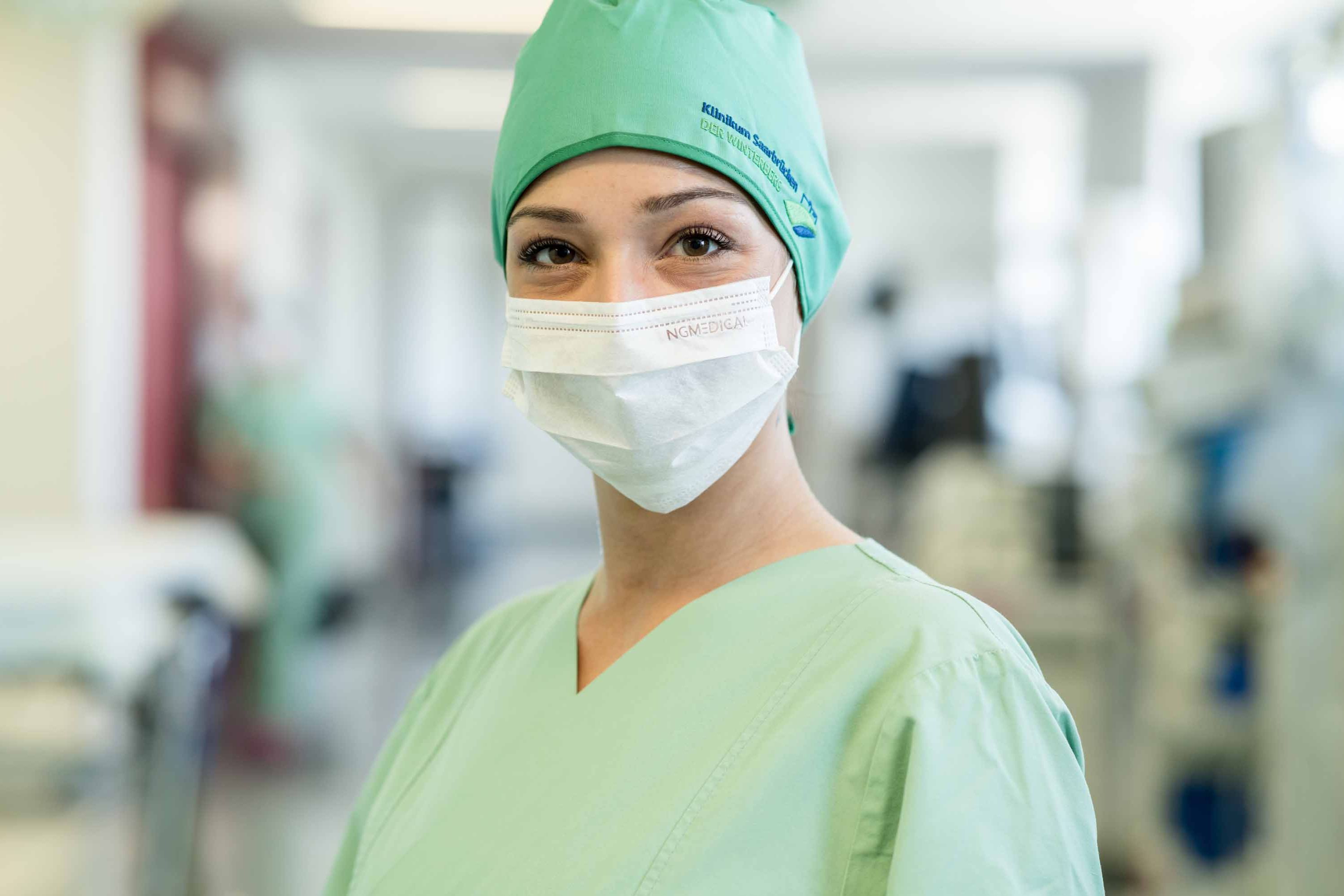 Operationstechnische Assistentin (OTA) im Zentral-OP im Klinikum Saarbrücken
