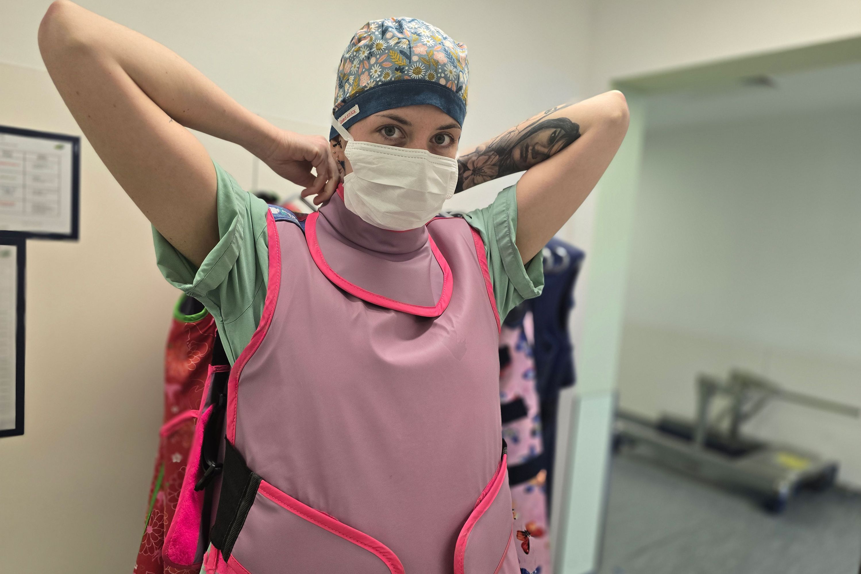 Jessica Krämer (Operationstechnische Assistentin) bereitet sich auf eine Untersuchung vor und legt eine Strahlenschutzweste an.