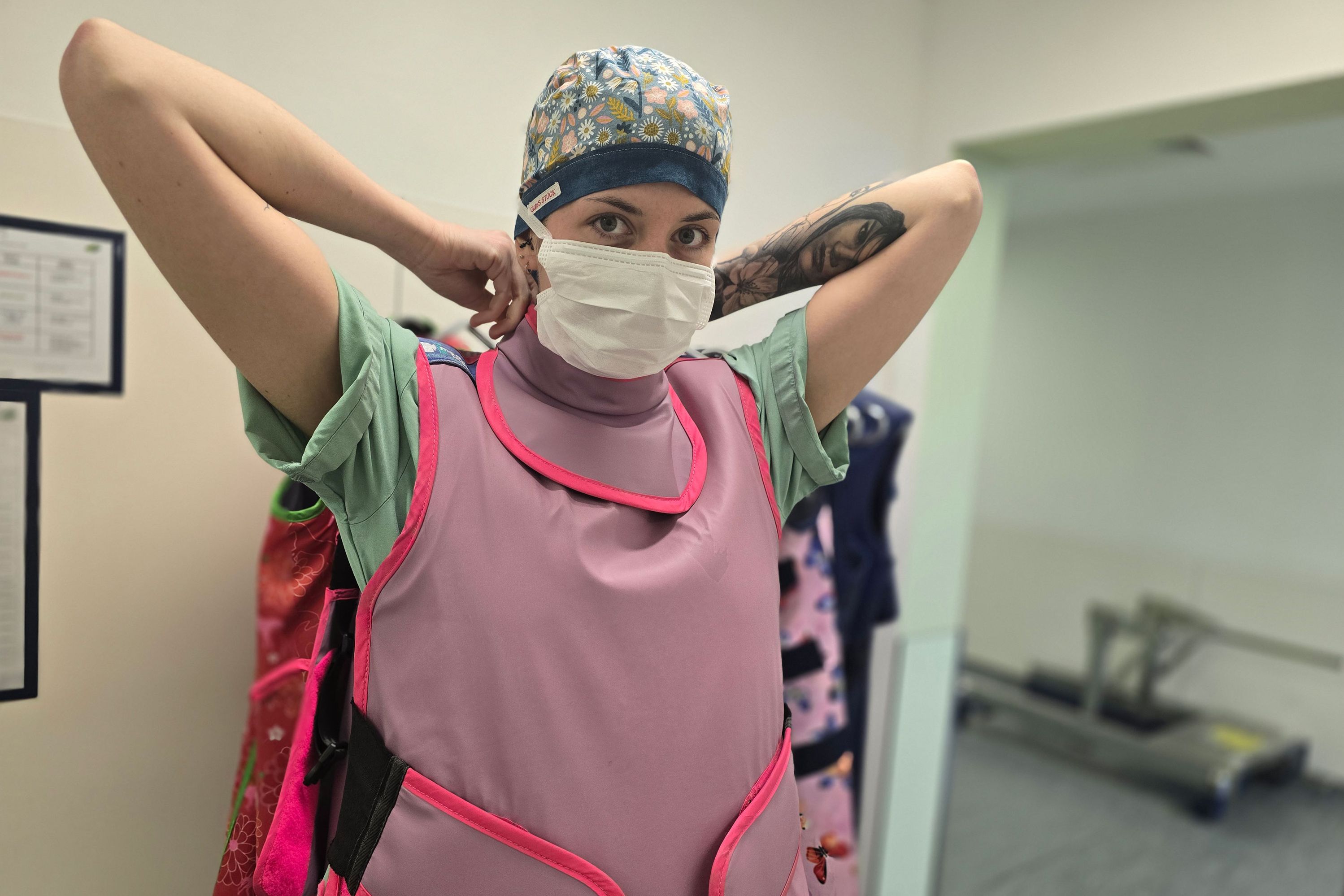 Jessica Krämer (Operationstechnische Assistentin) bereitet sich auf eine Untersuchung vor und legt eine Strahlenschutzweste an.