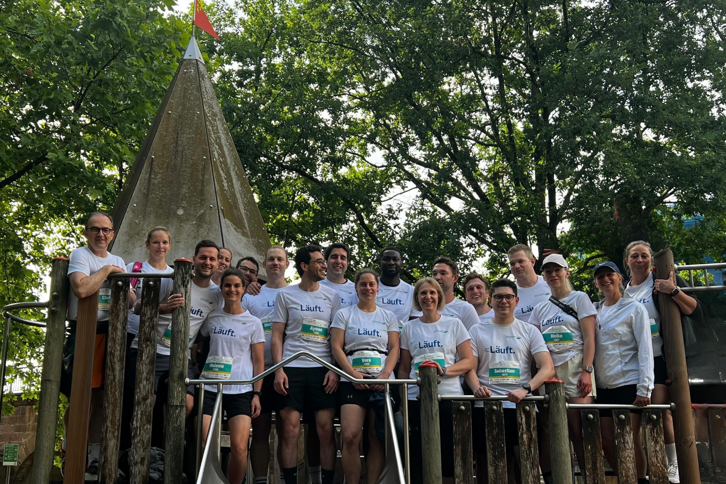 Das Team der Unfall- und Handchirurgie beim Firmenlauf auf einem Klettergerüst an der Saar.