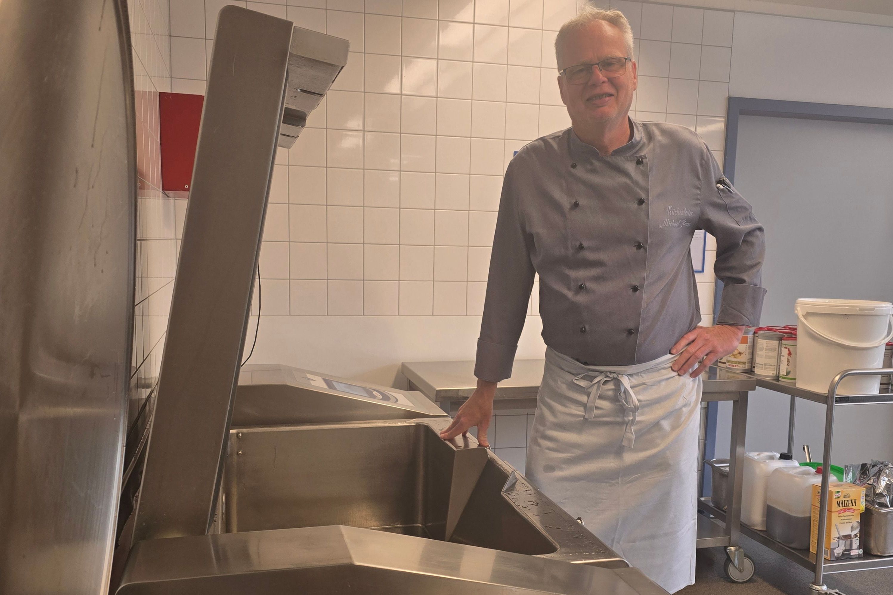 Der Küchenchef steht in der Großküche.