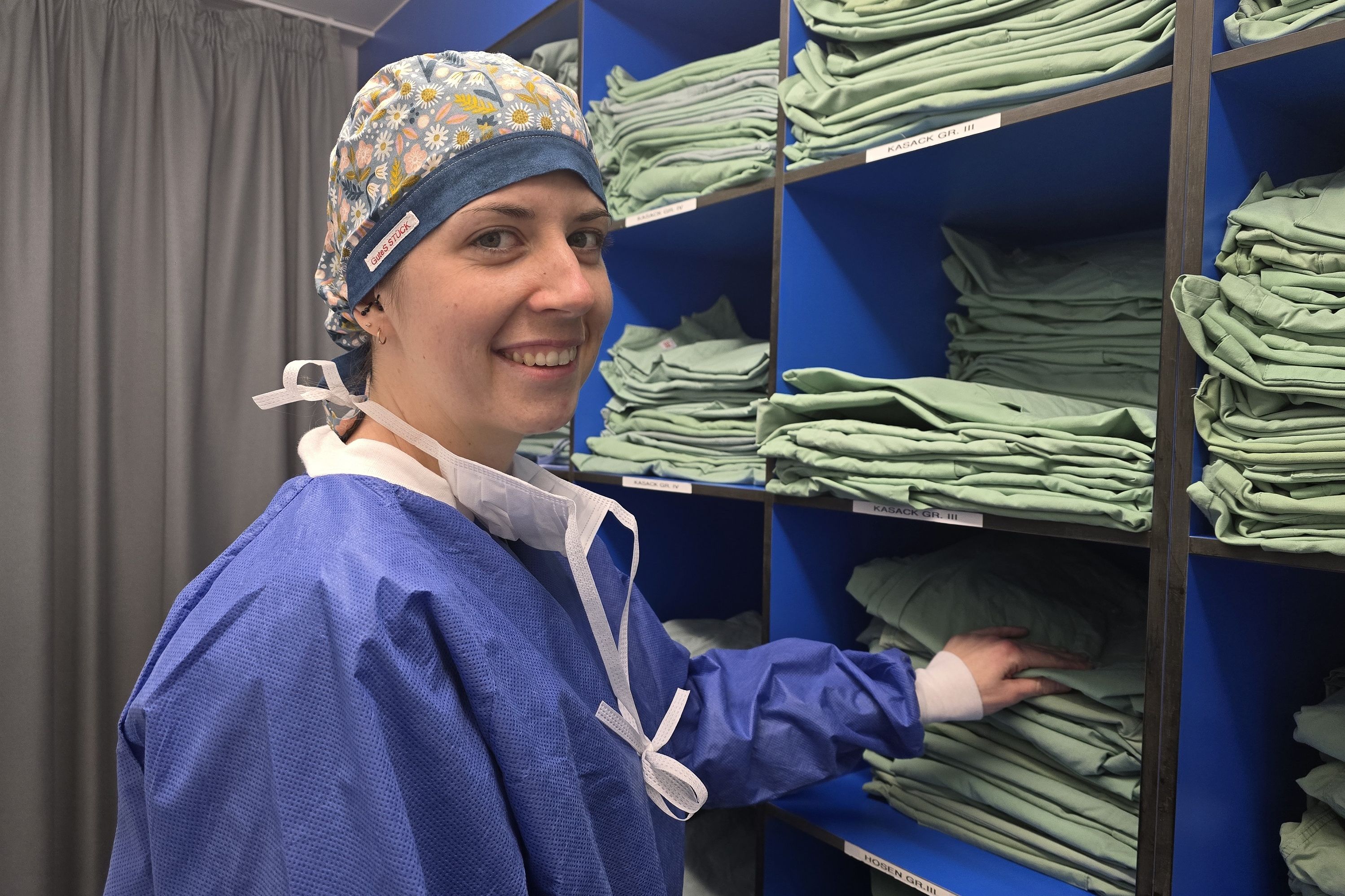 Jessica Krämer (Operationstechnische Assistentin) schaut nach der passenden Größe für ihre OP-Bekleidung.