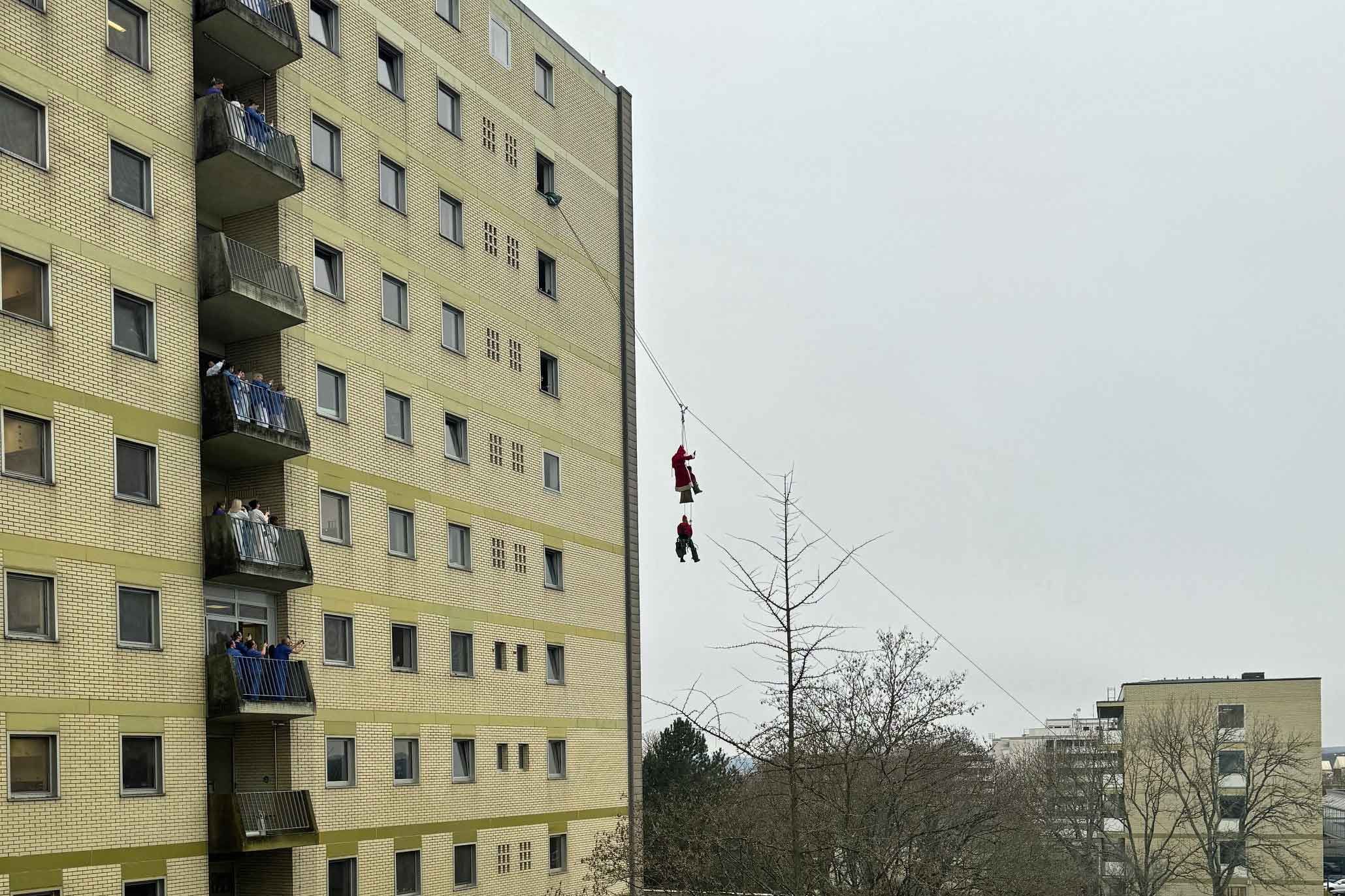 Abseilaktion des Weihnachtsmann an der Fassade des Klinikums Saarbrücken.