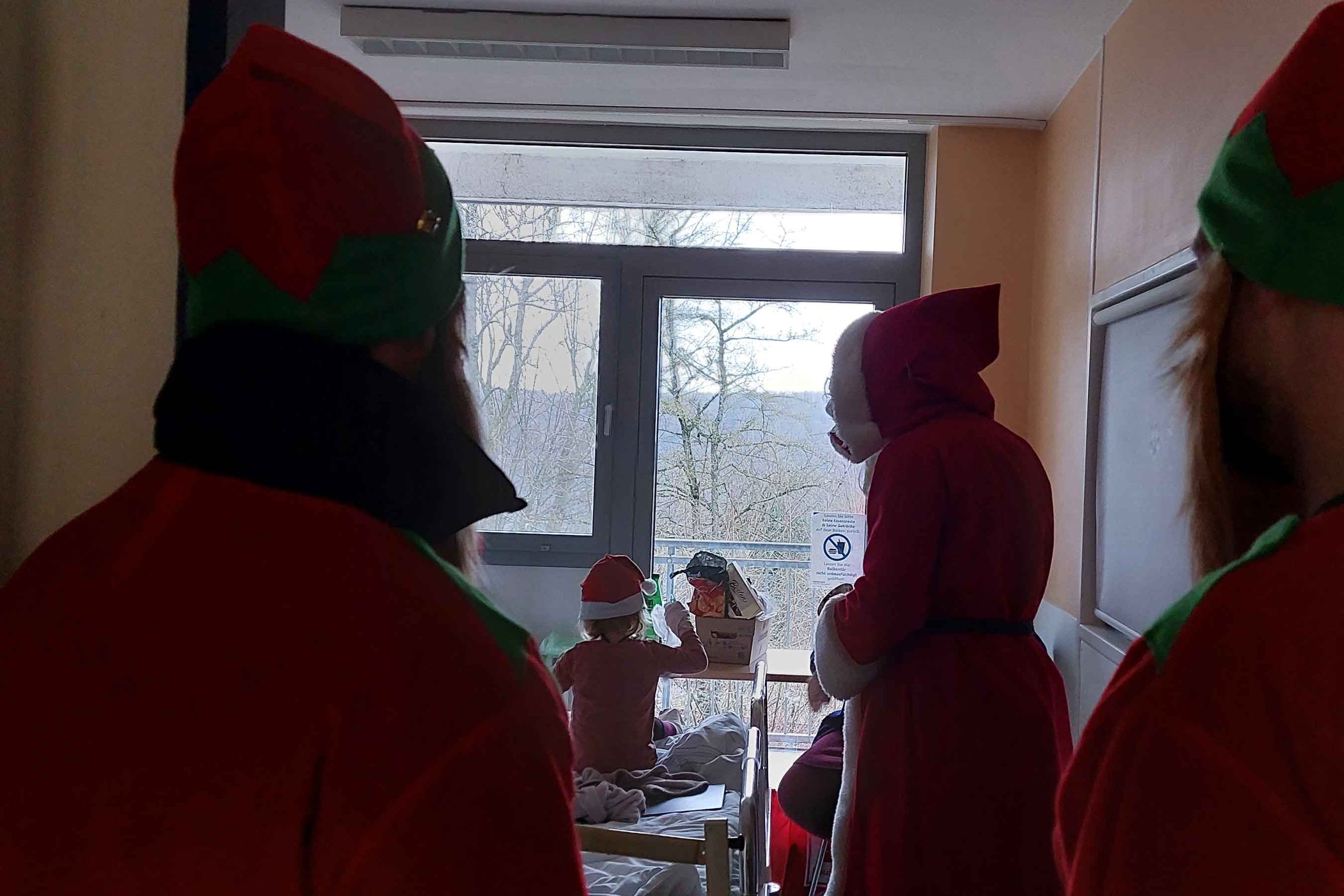 Der Weihnachtsmann besuchte die Kinder, die zu krank zum Rauskommen waren, auf Station. 