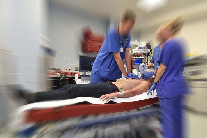Mitarbeitende des Klinikums simulieren eine Wiederbelebung in der Zentralen Notaufnahme - das Bild ist leicht unscharf, um die Reaktionsgeschwindigkeit darzustellen.