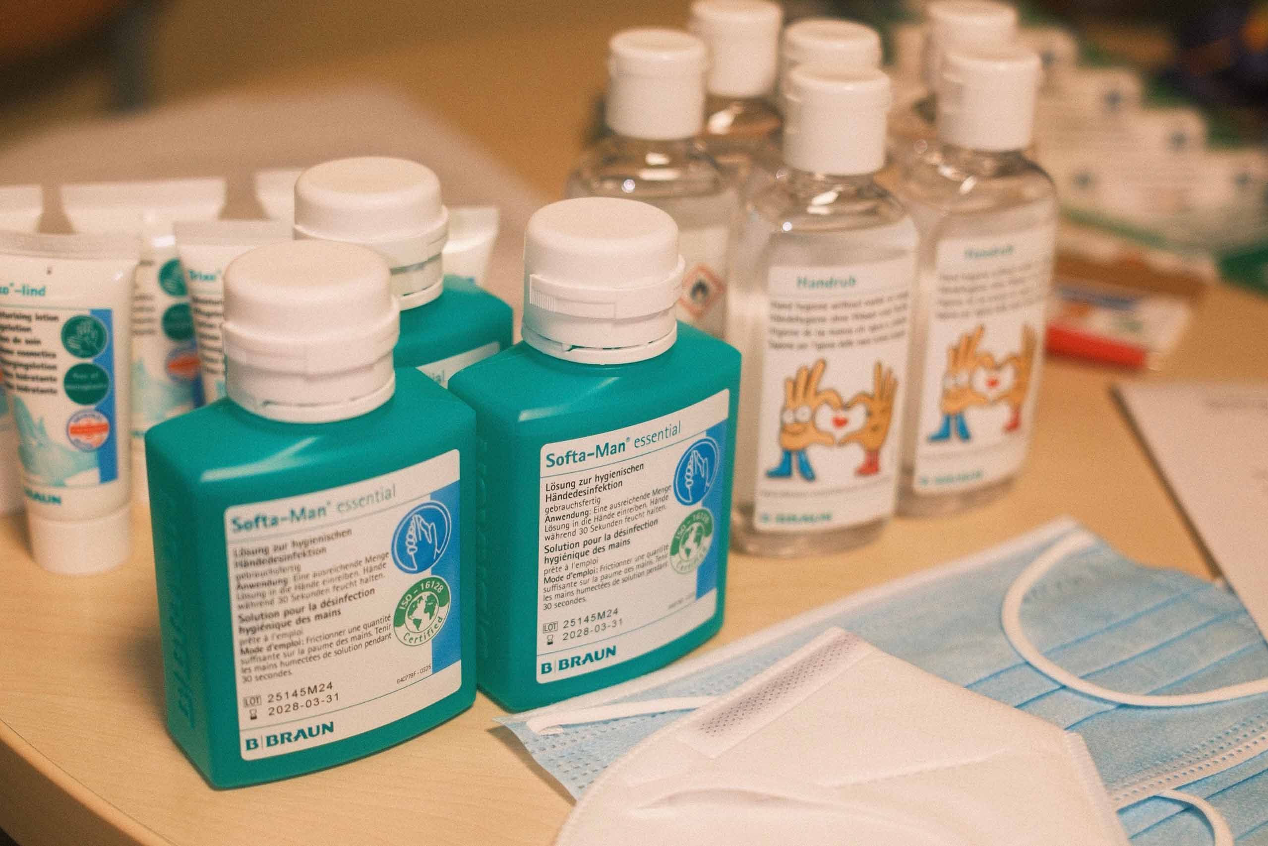 Grüne und transparente Desinfektionsflaschen auf einem Tisch beim Hygienetag 2025 im Klinikum Saarbrücken