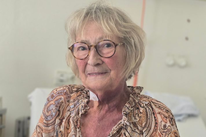 Das Foto zeigt die Patienten Edith Karg am Tag ihrer Entlassung, wie sie in die Kamera schaut.