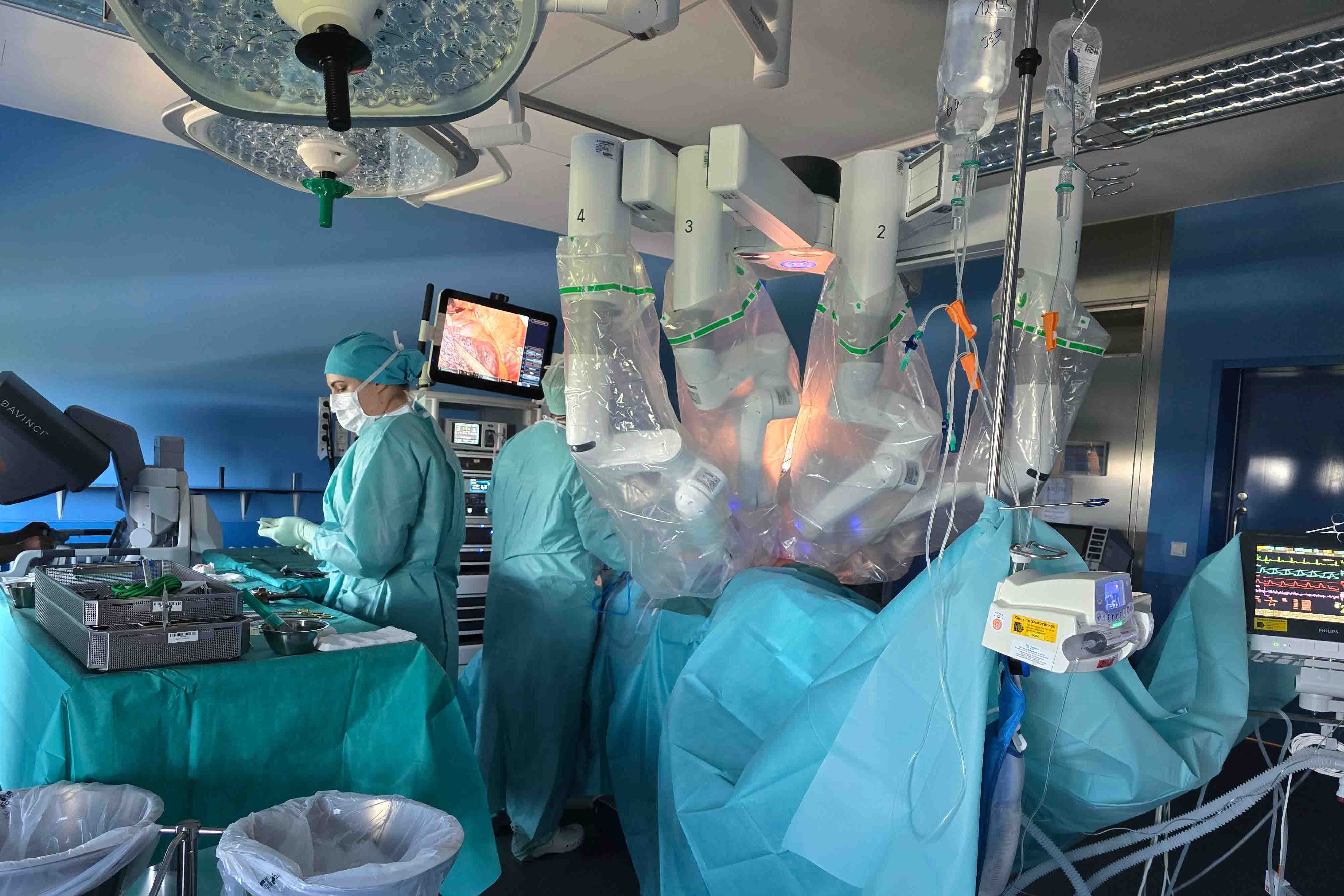 Blick in den OP-Saal während einer DaVinci-Operation im Bauchraum