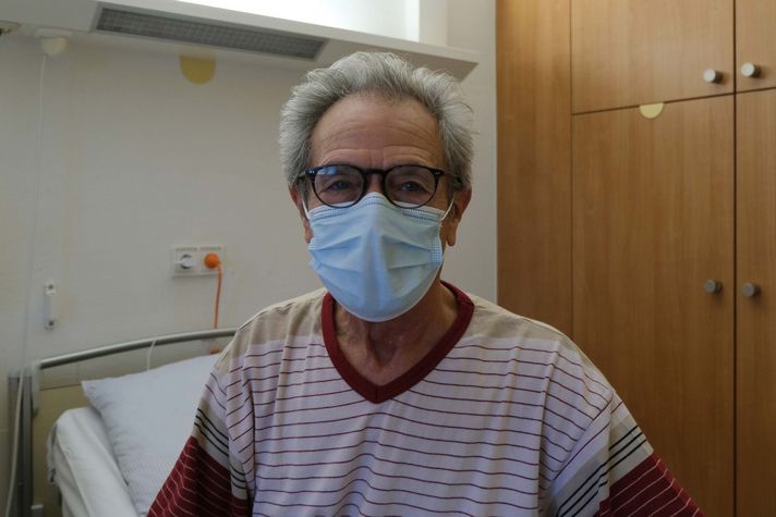 Guiseppe Fiore sitzend auf dem Krankenhausbett im Klinikum Saarbrücken