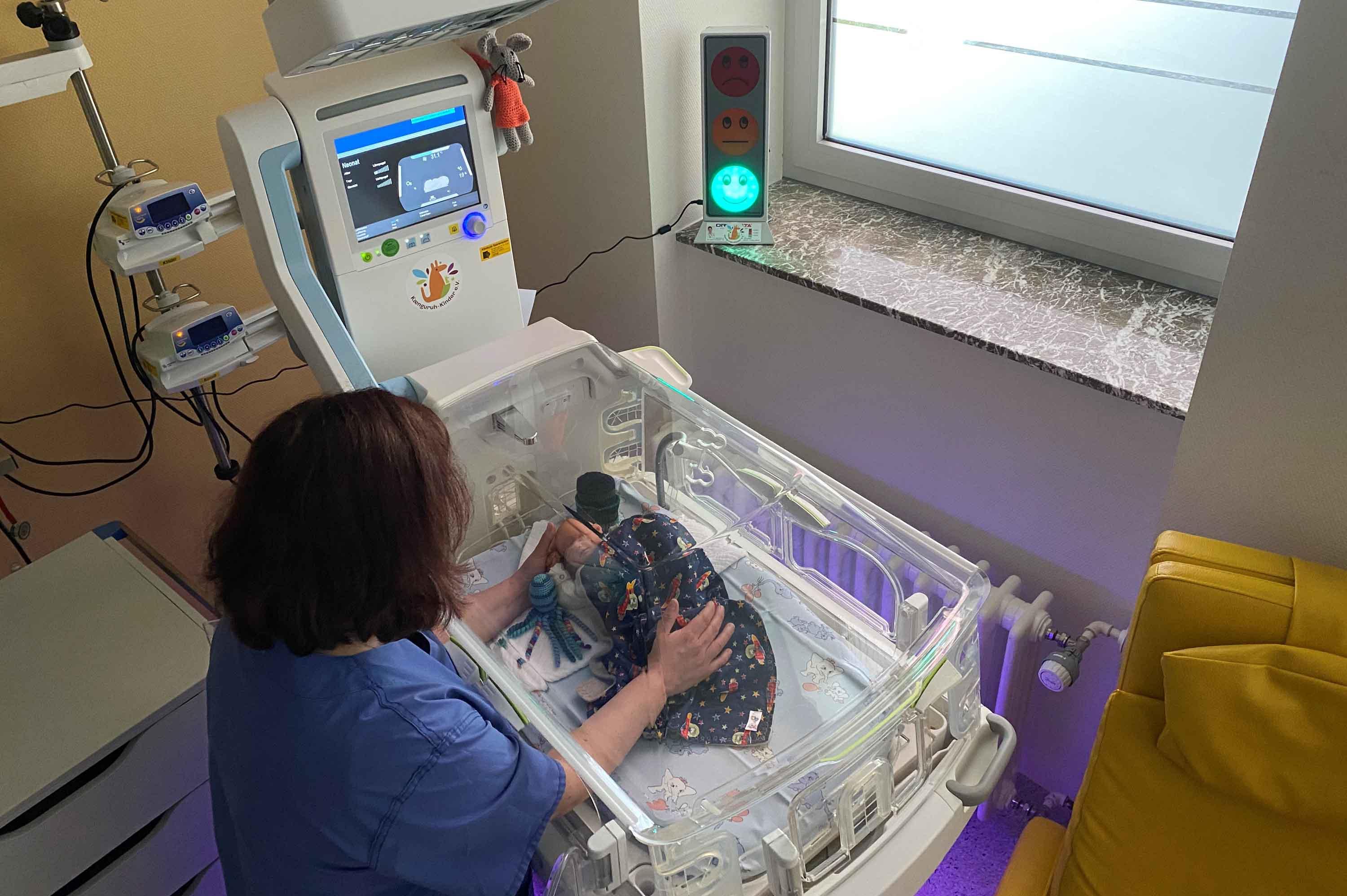 Pflegefachkraft am Inkubator auf der Kinderintensivstation im Klinikum Saarbrücken