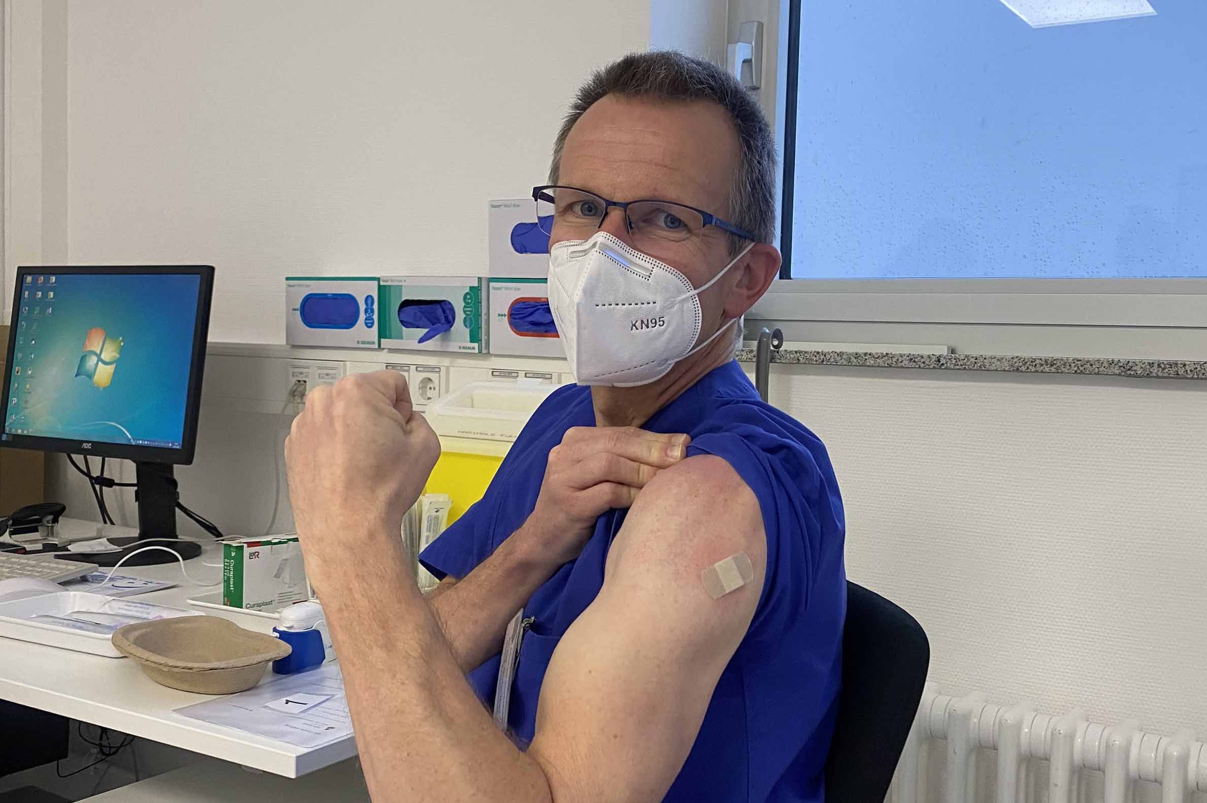 Arzt nach Covid-19-Impfung im Klinikum Saarbrücken