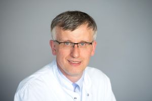 Portrait: Prof. Dr. Elmar Spüntrup, Chefarzt der Klinik für Radiologie im Klinikum Saarbrücken 