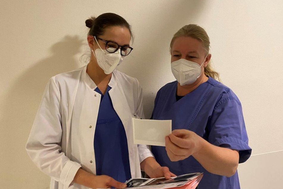 Zwei Ärztinnen im Klinikum Saarbrücken begutachten Ultraschallbild