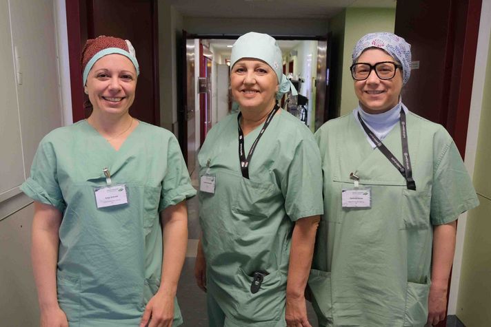 Gruppenfoto von Katja Schmitt, Annette Steinmetz und Stefanie Jäckel in OP-Kleidung.