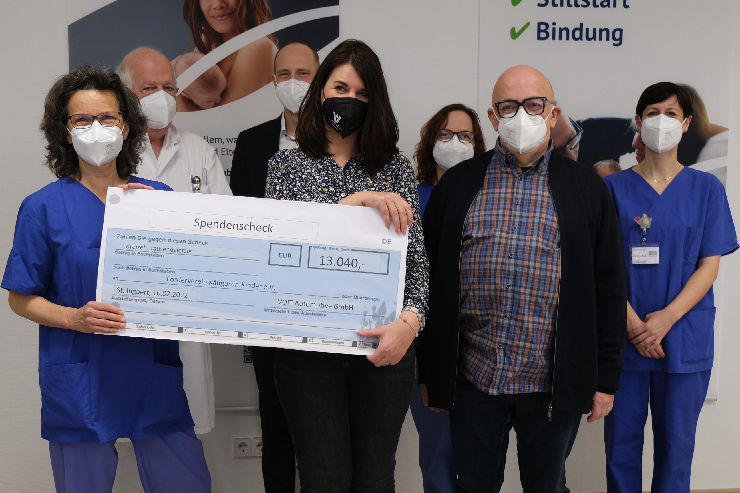 Mitarbeiter des Klinikums Saarbrücken und der Firma Voit mit Spendencheck für Känguruh Kinder e.V. auf dem Winterberg