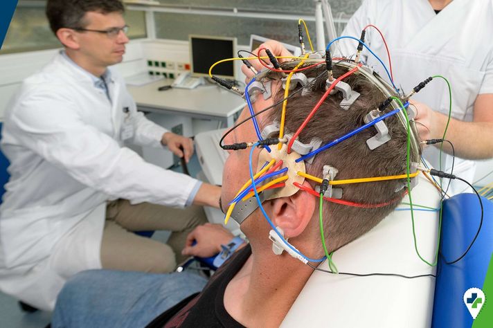 Neurologische Untersuchung mit Aufzeichnung der Gehirnströme durch ein EEG am Kopf eines Patienten