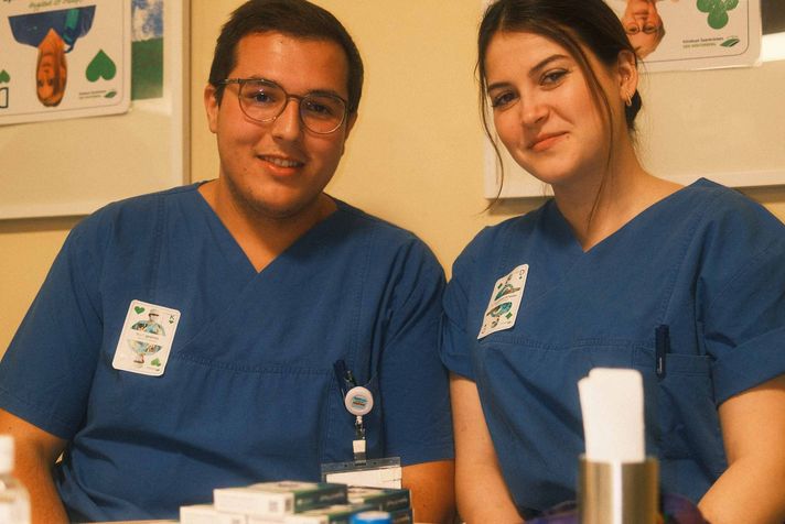 Zwei Pflegefachkräfte beim Hygienetag 2025 im Klinikum Saarbrücken