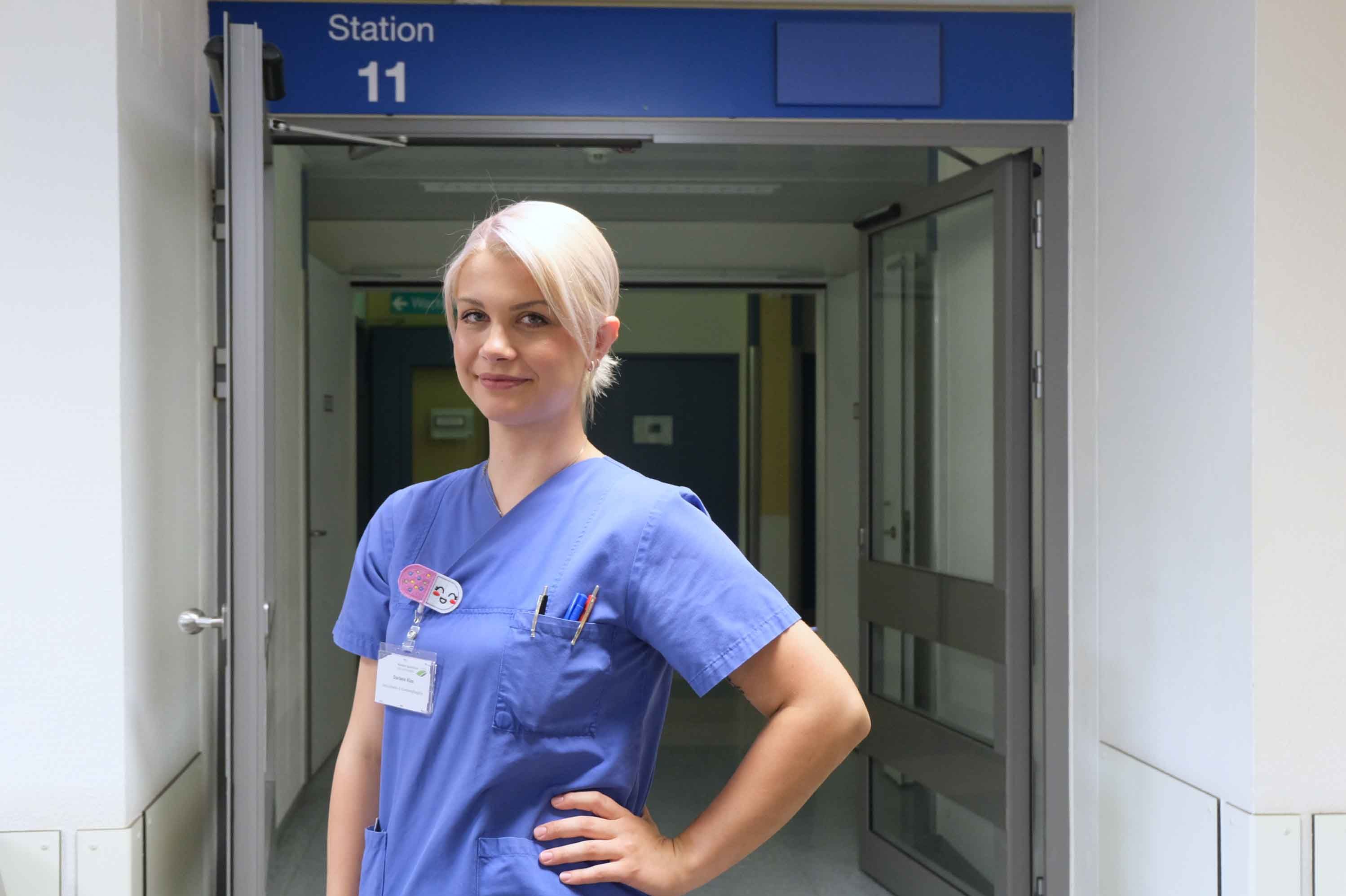 Stationsleitung Darlene Klos vor der neuen Station 11 für Kurzlieger im Klinikum Saarbrücken