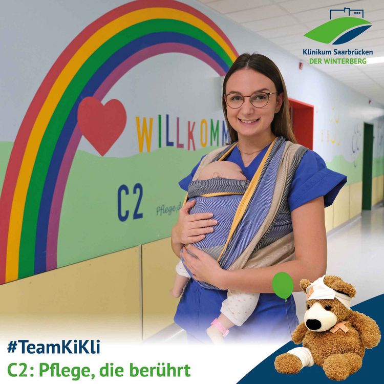 Serie #TeamKiKli: C2 – Pflege, die berührt; Joline Hugo mit Baby in Tragetuch zur Trageberatung