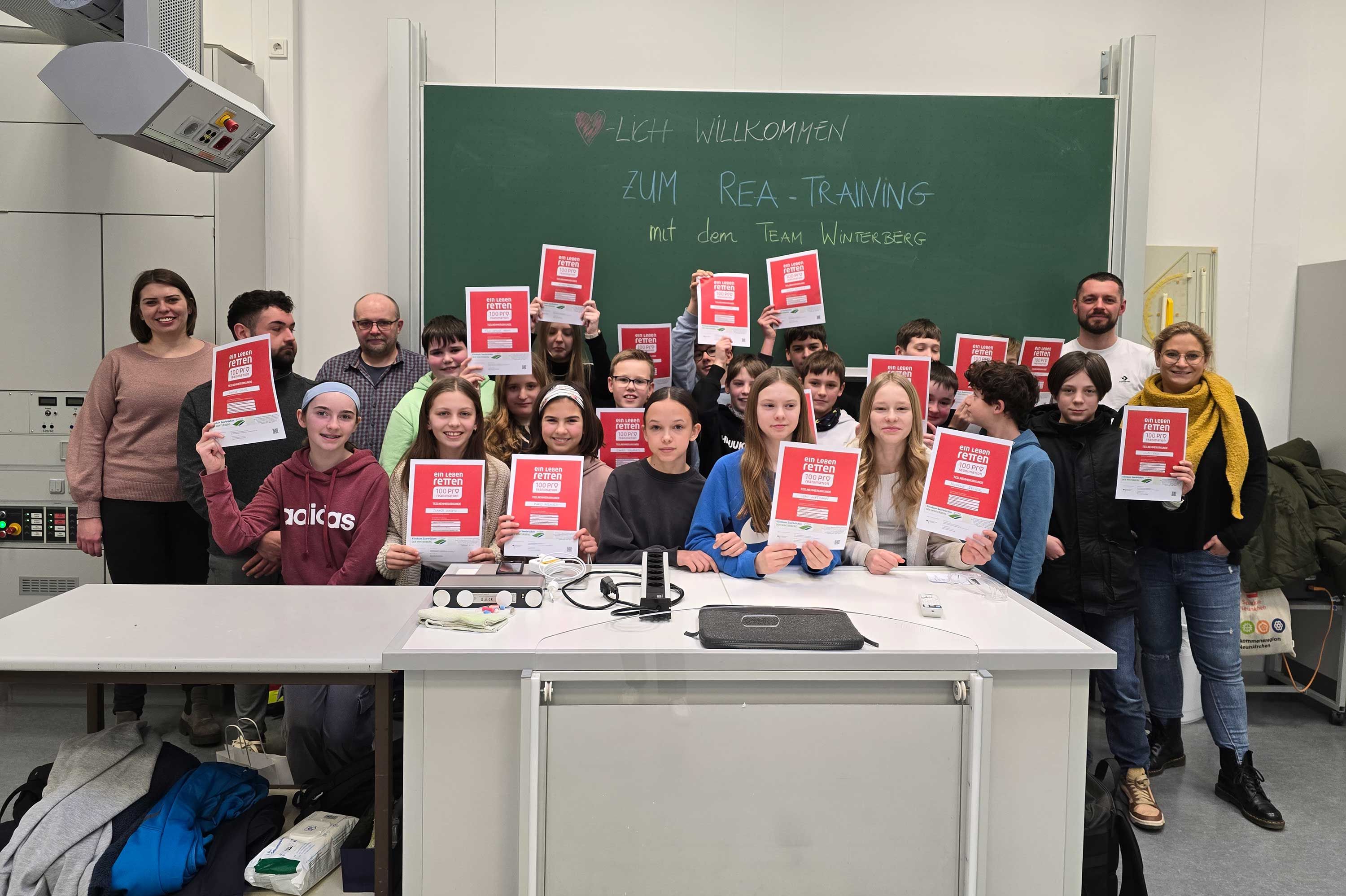 Ein Gruppenfoto der Klasse 6c des Illtal-Gymnasiums Illingen mit den Experten des Klinikums Saarbrücken und den beiden Lehrerinnen Sarah Repplinger und Sabrina Grenner.