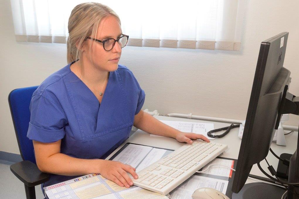 Azubine in der Pflege auf dem Winterberg am Computer