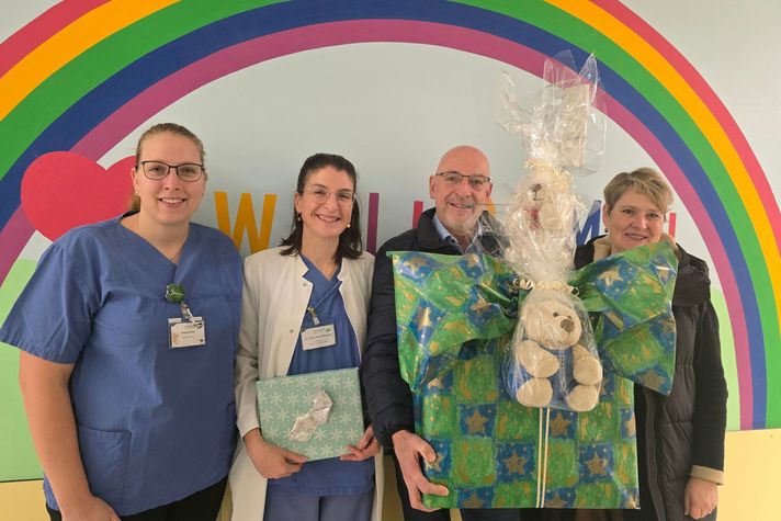 Angela Fecht und Dr. Marie-Claire Detemple nehmen die Tröster-Bärchen entgegen.