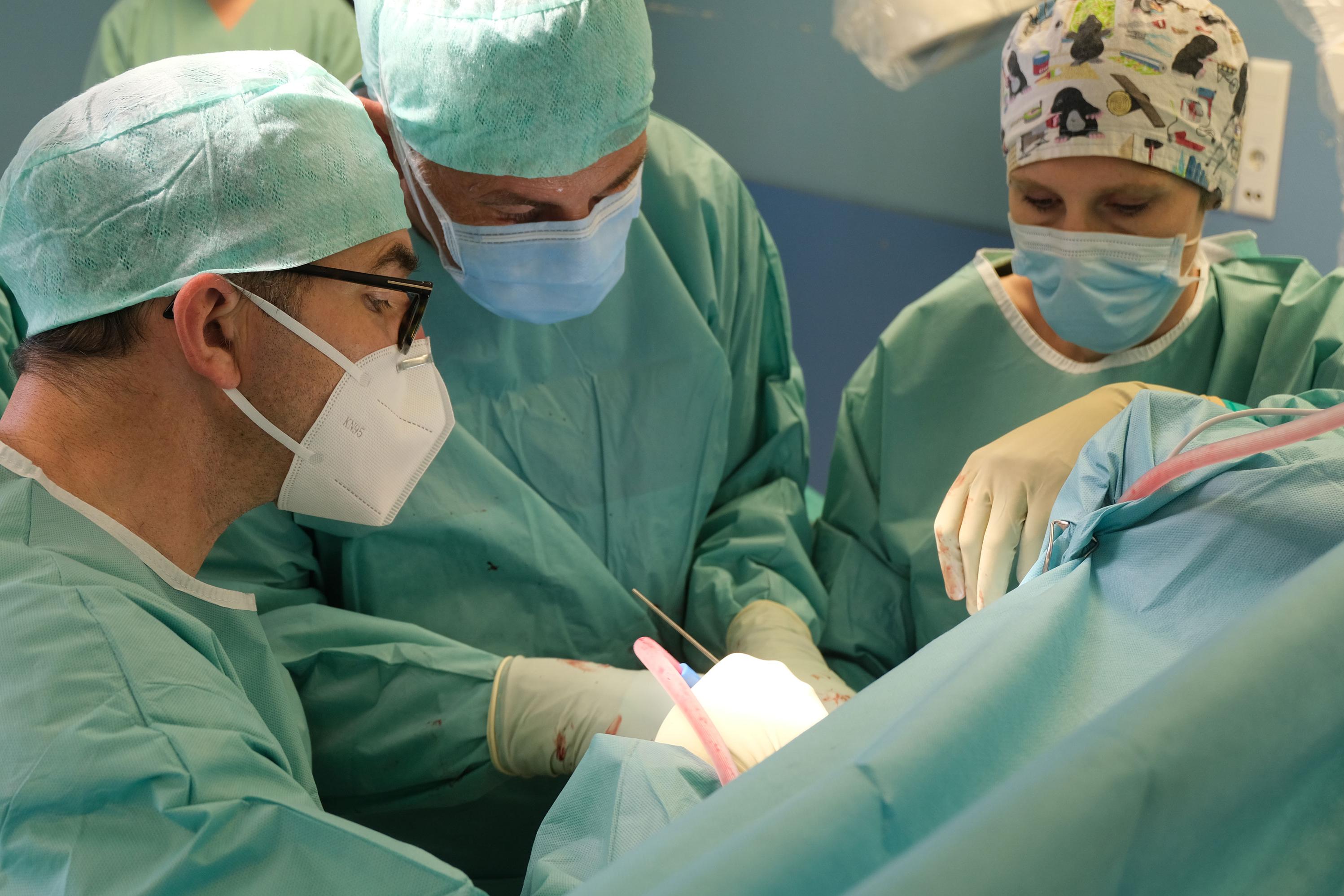 Im Operationssaal im Klinikum Saarbrücken: die Operateure Prof. Dr. Christof Meyer, Oberarzt Christian Müller (mitte) und Oberärztin Dr. Kathrin Schall am Operationstisch während der Operation von Patient Peter Scheidweiler.