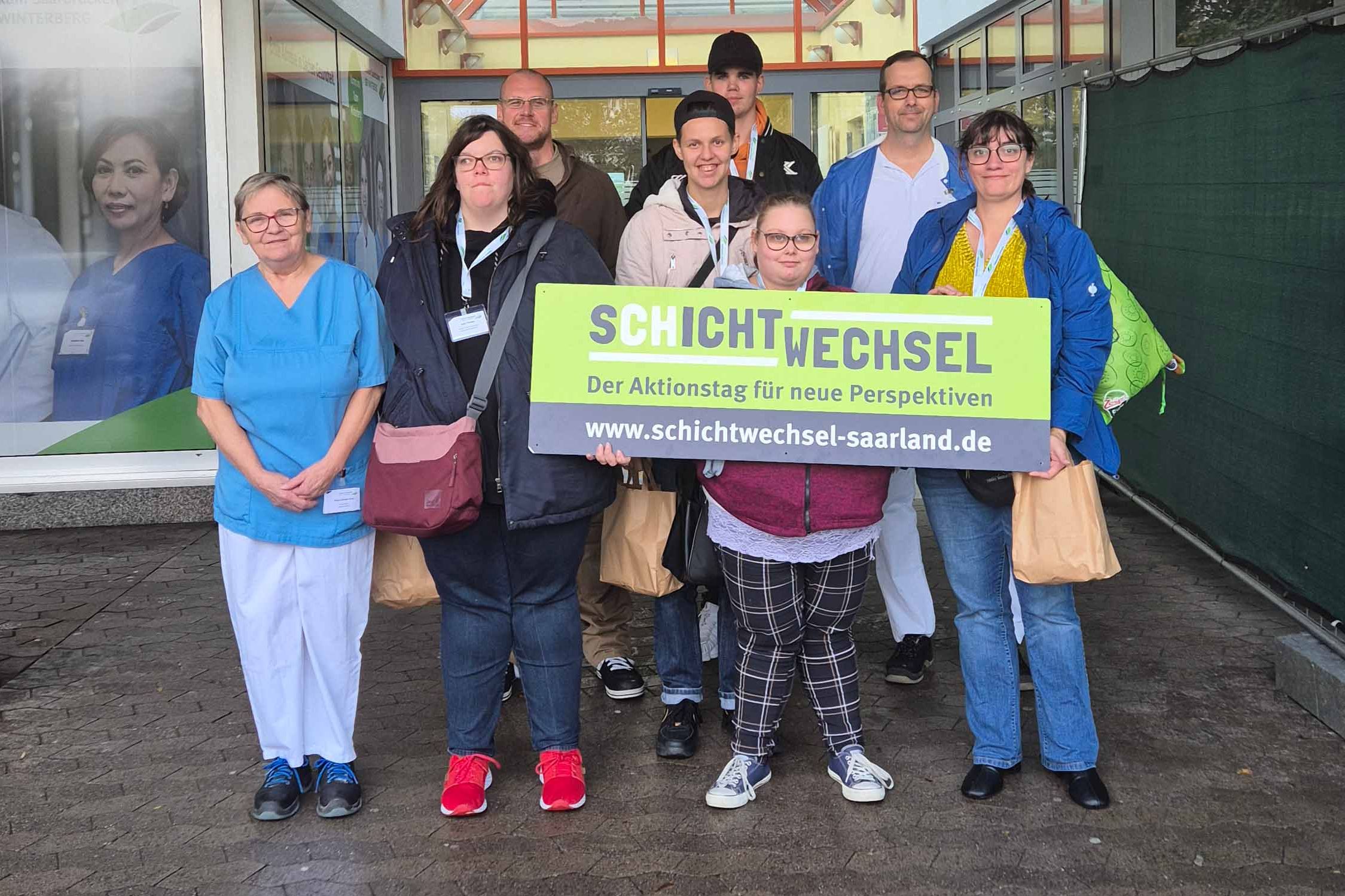 Gruppenaufnahme des Projektes "Schichtwechsel" der Lebenshilfe für Menschen mit Behinderungen Obere Saar e. V