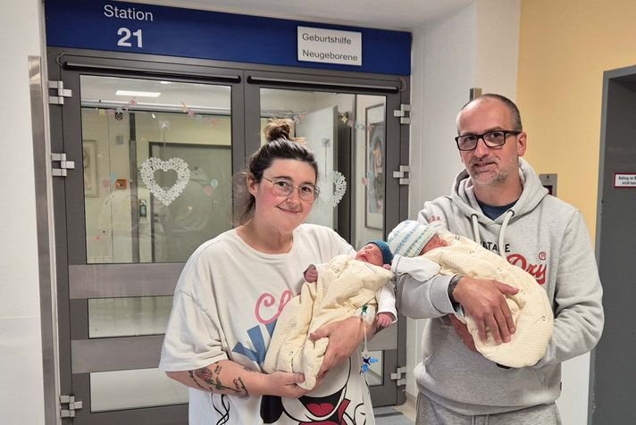 Mutter Kathrin Knöbber und Vater Kai Döllmann halten vor der Entbindungsstation 21 im Klinikum Saarbrücken ihre Zwillinge Claire und Finnley in den Armen