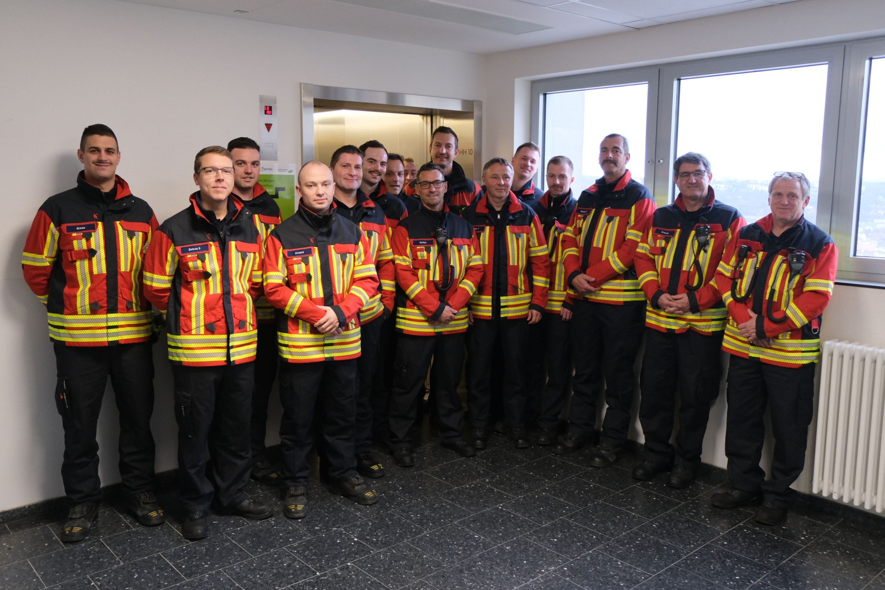 Gruppenbild der Trainingsgruppe der Feuerwehr vor dem Feuerwehraufzug.