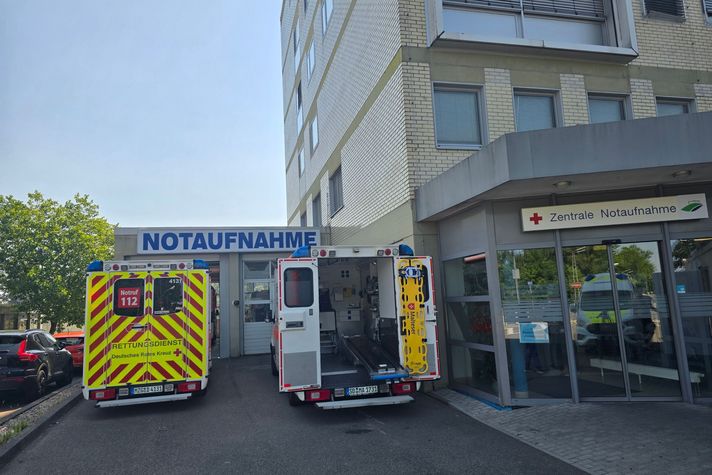 Einfahrt_Notaufnahme Das Foto zeigt den Eingang unserer Notaufnahme mit zwei Rettungswagen vor der Einfahrt.
