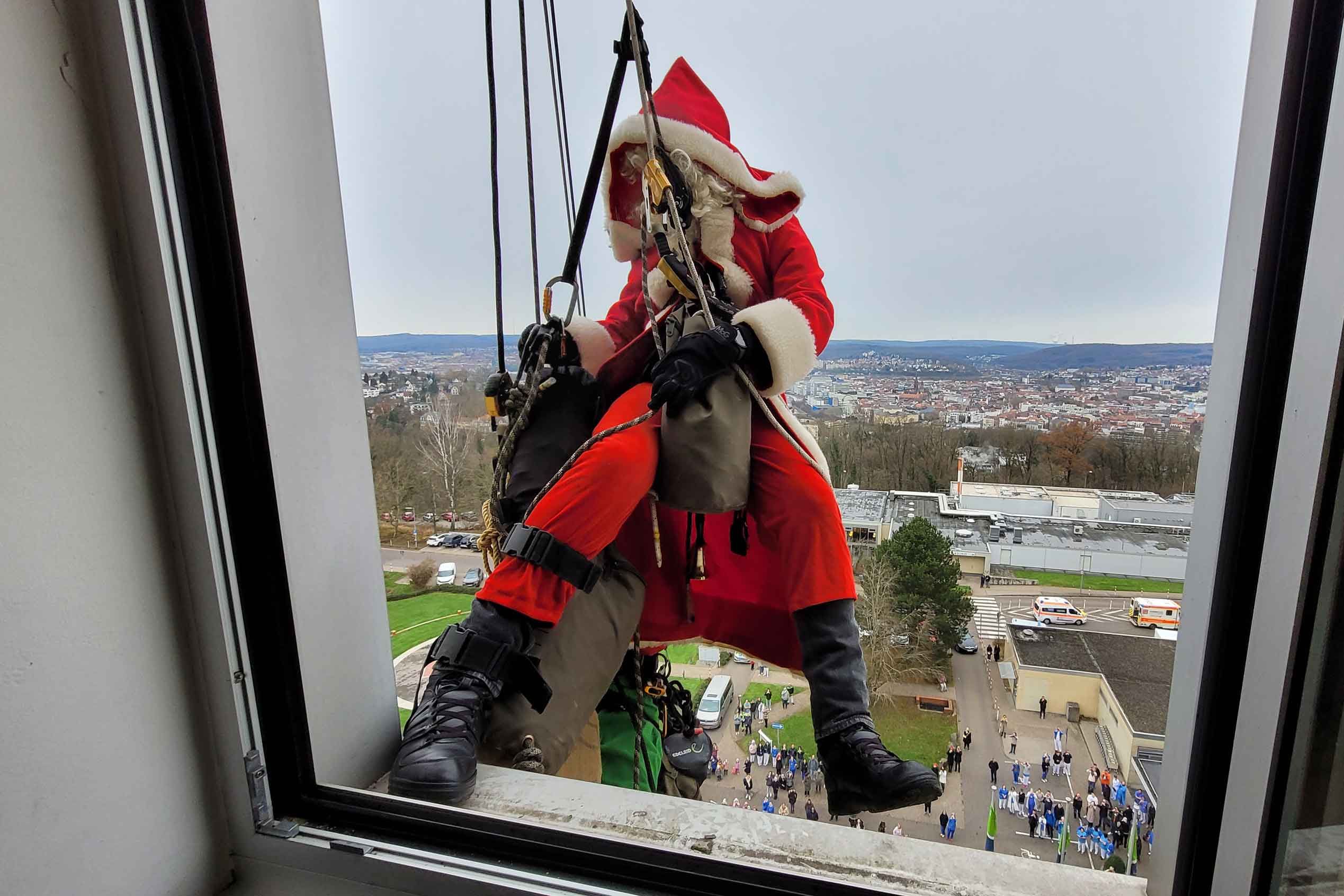 Der Weihnachtsmann beim Start seines Weihnachtsflugs aus dem Fenster des 9. Stocks im Klinikum.