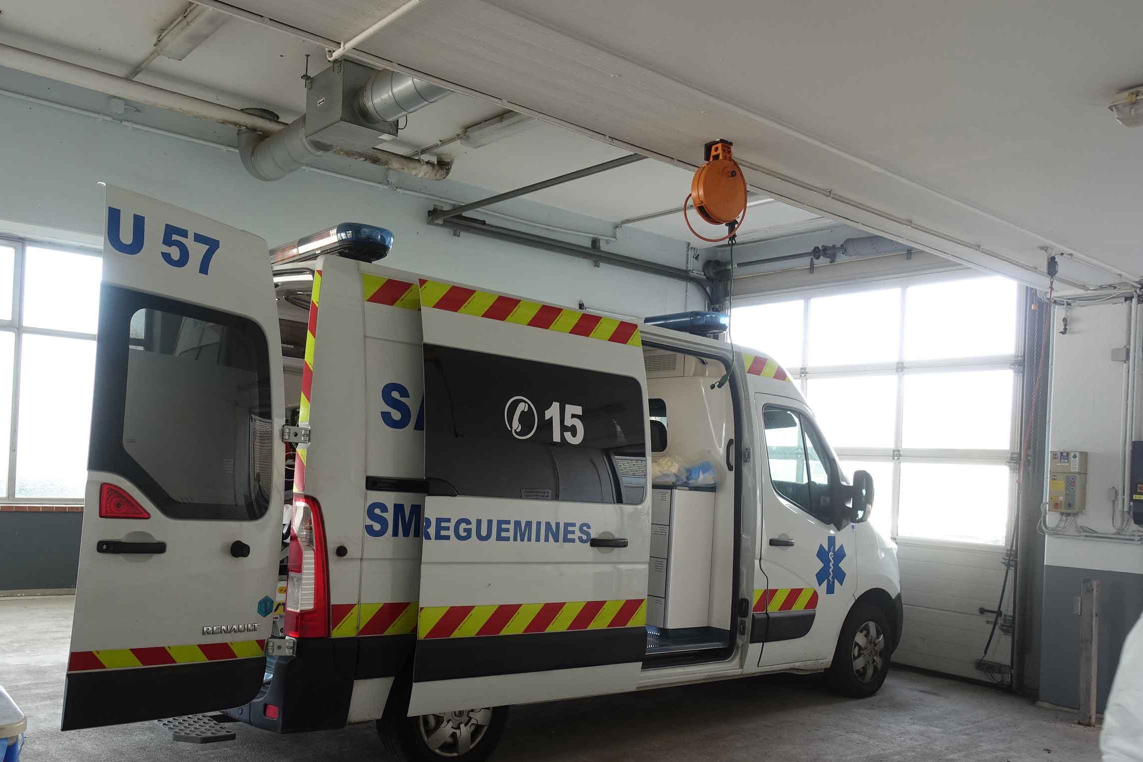 Ein französischer Rettungswagen steht in der Wagenhalle der Notaufnahme.