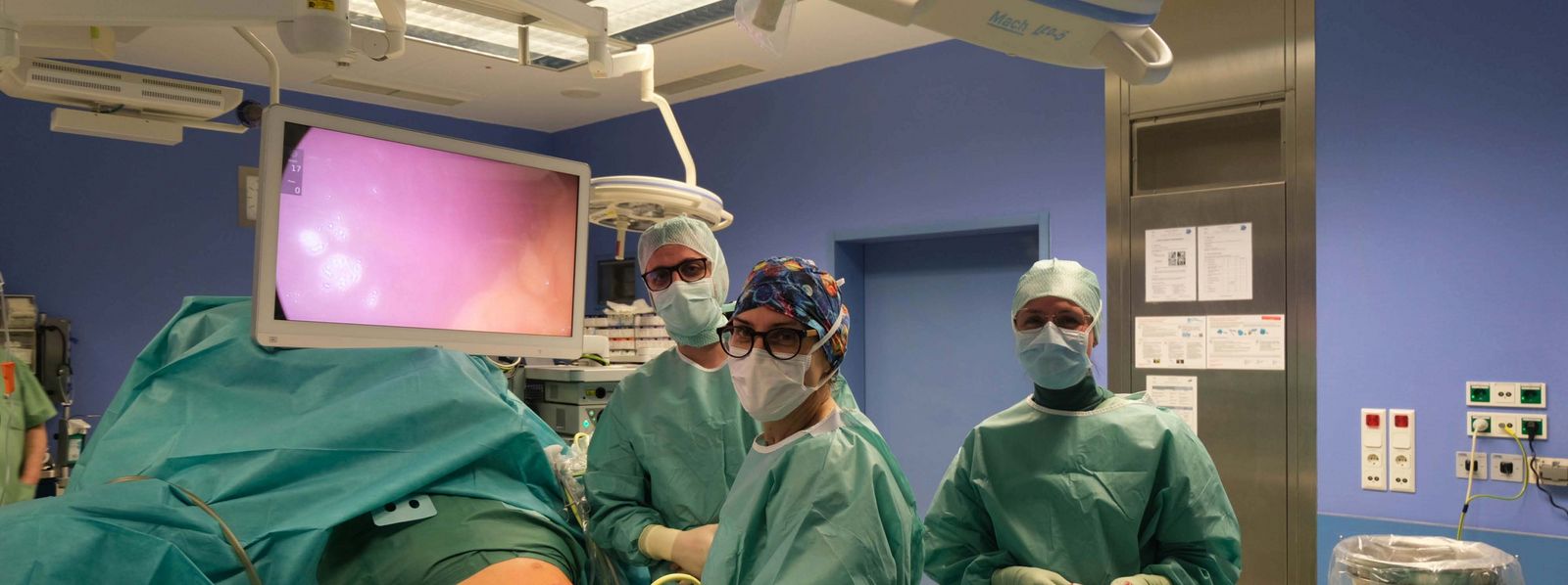 Dr. Barbara Jacobi und Oberarzt Waseem Saker im Operationssaal Slider_Adipositaszentrum_3.jpg
