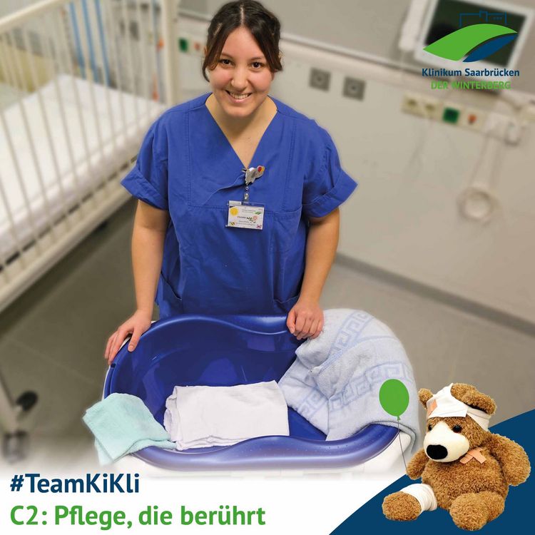 Serie #TeamKiKli: C2 – Pflege, die berührt; Kinderkrankenpflegerin Christin Schäfer an der Babybadewanne