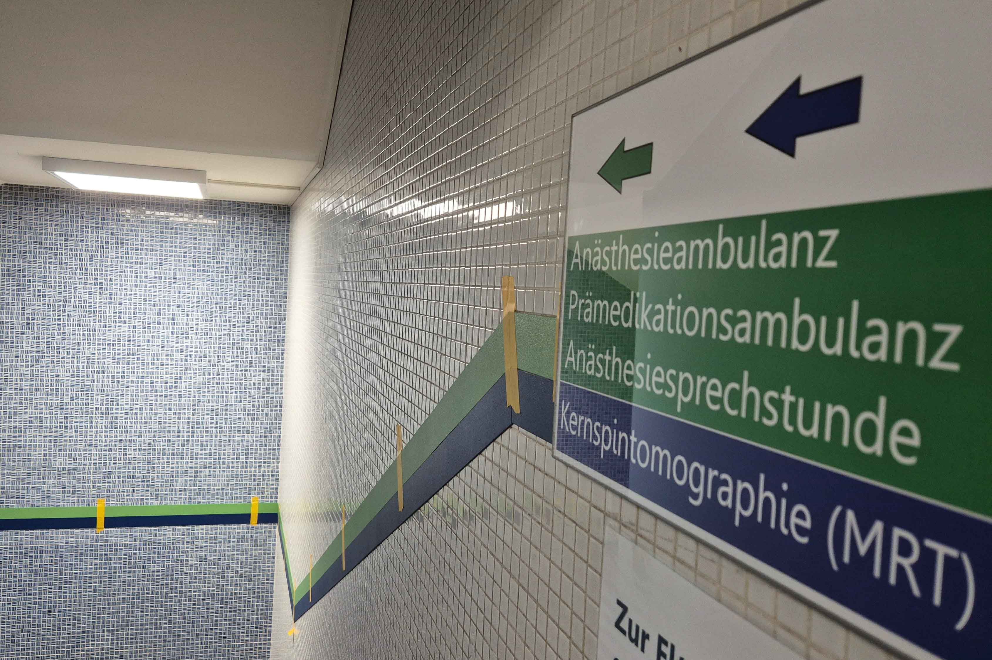 Mehr Orientierung durch neues Farbleitsystem im Klinikum Saarbrücken: Die blaue Linie führt Patienten zum MRT, die grüne zur Anästhesie-Ambulanz und -Sprechstunde
