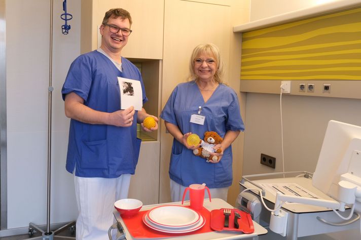 Stefan Breitbach kümmert sich als Demenzbeauftragter gemeinsam mit Kollegin Katja Sonne darum, den Krankenhausaufenthalt im Klinikum Saarbrücken angenehmer für Demenzpatienten zu machen, etwa durch spezielles Demenzgeschirr.