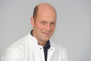 Portrait: Dr. Jonas Sperber, Ärztlicher Leiter des Darmzentrums im Klinikum Saarbrücken 